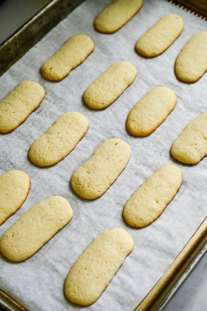 biscuits milano finis sur une plaque à pâtisserie.