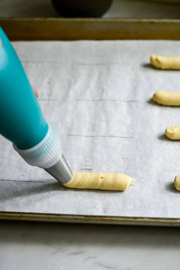 déposer la pâte à biscuits sur une plaque à pâtisserie en ligne droite.