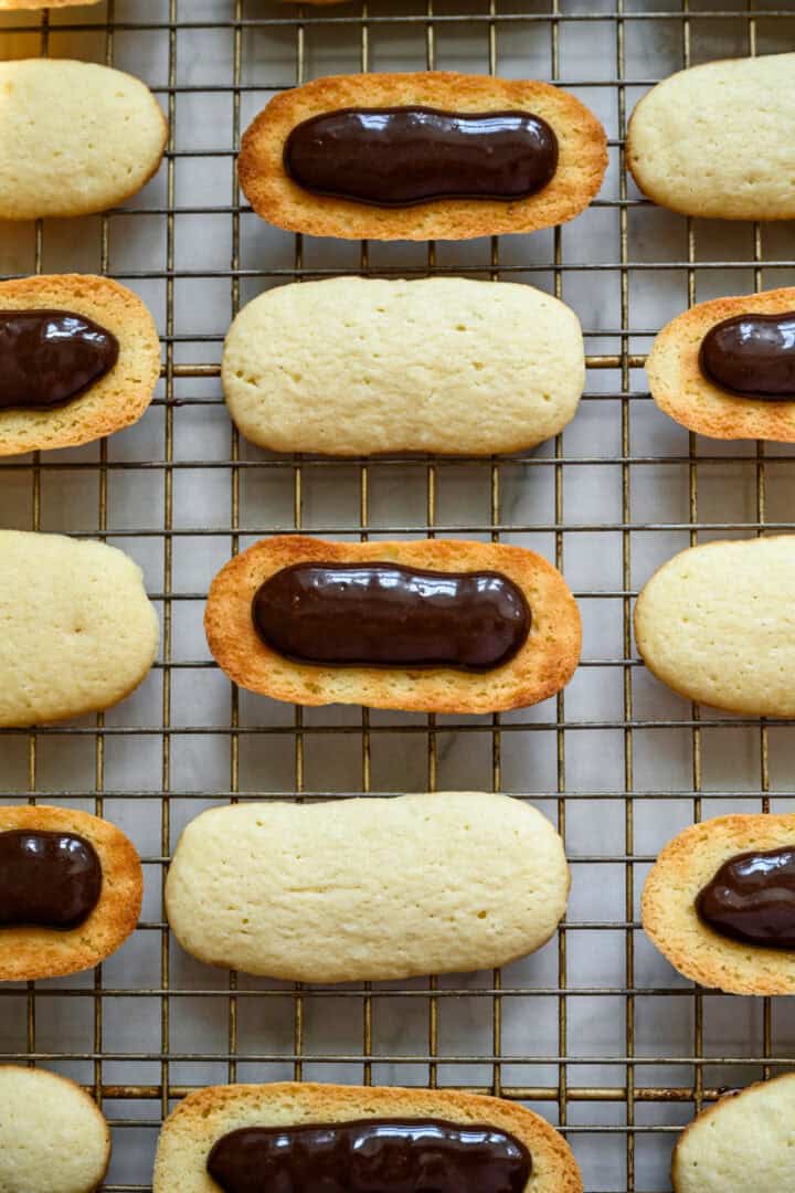 chocolat versé sur la moitié des biscuits milano.