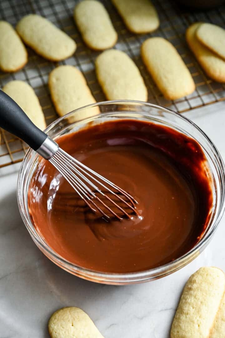 ganache au chocolat dans un bol à mélanger avec un fouet.