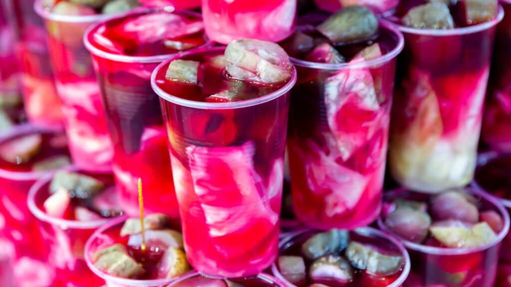 La boisson à la saumure de cornichon rose qui guérirait la gueule de bois en Turquie