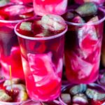 La boisson à la saumure de cornichon rose qui guérirait la gueule de bois en Turquie