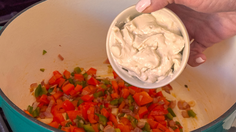 main, ajout de fromage à la crème