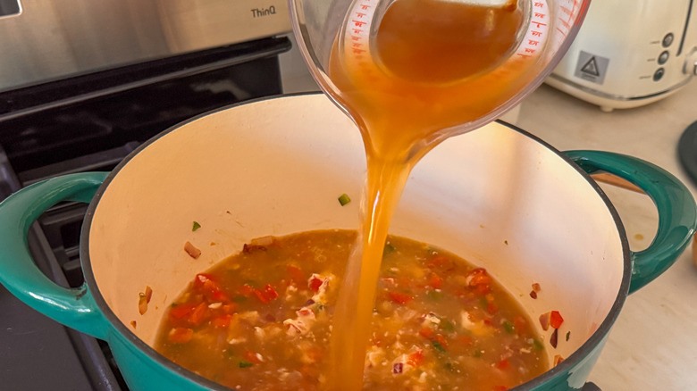 Ajouter du bouillon à la soupe