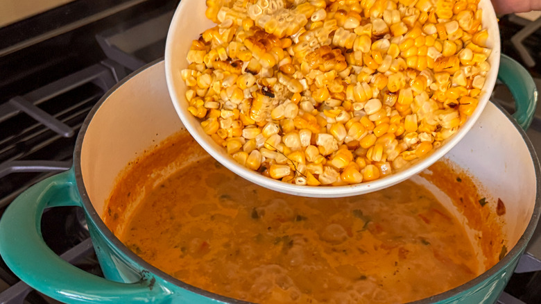 ajouter des grains à la soupe