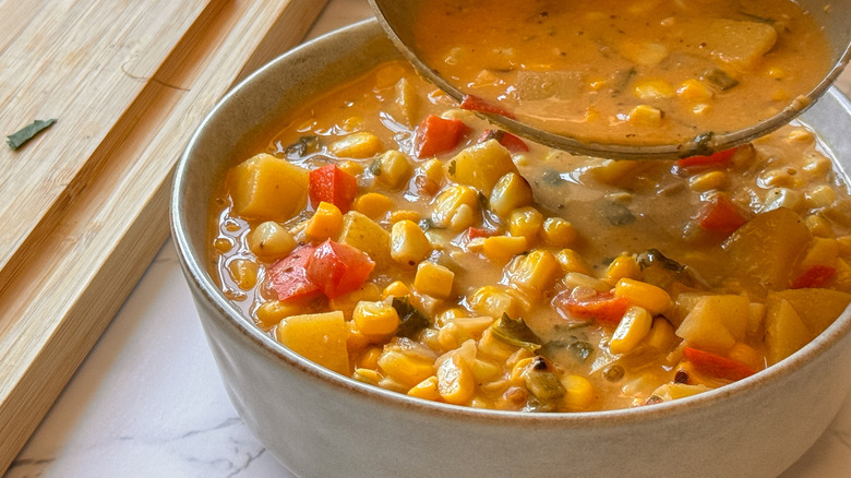 louche versant la soupe dans un bol