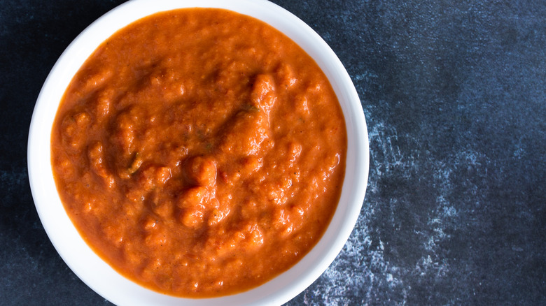 Vue de haut en bas de la sauce tomate italienne à la vodka