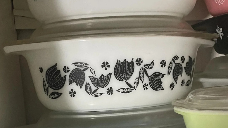 La cocotte vintage Black Tulip de Pyrex, avec son design tourbillonnant sur le côté