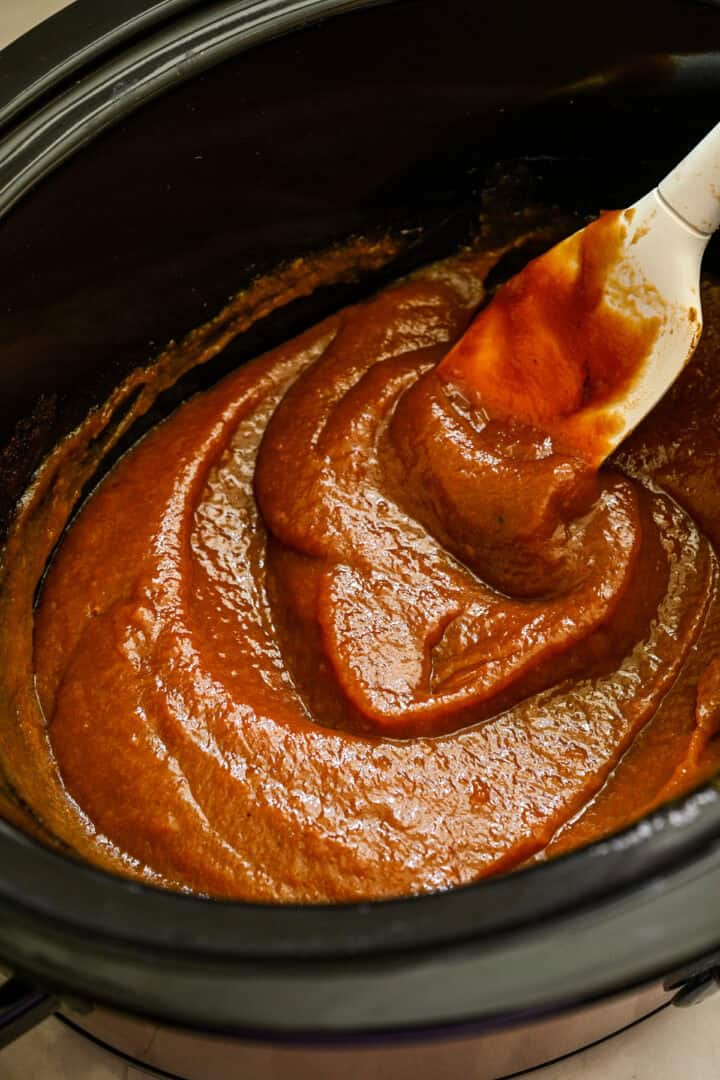 Beurre de pêche fini dans la marmite de la mijoteuse.