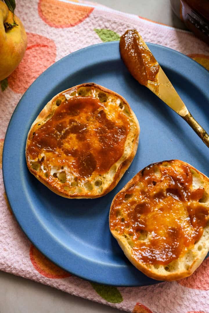 Beurre de pêche sur un muffin anglais.