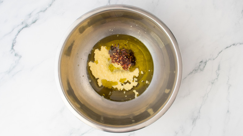 Ingrédients assortis dans l'huile d'olive dans un grand bol