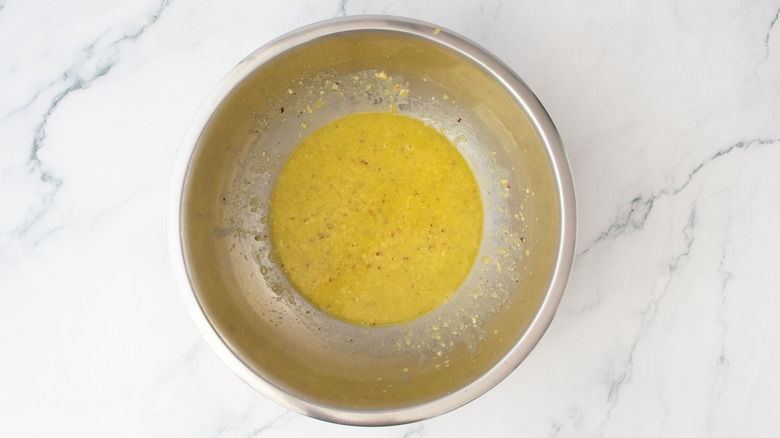 Huile d'olive et sauce à base de maïs dans un grand bol