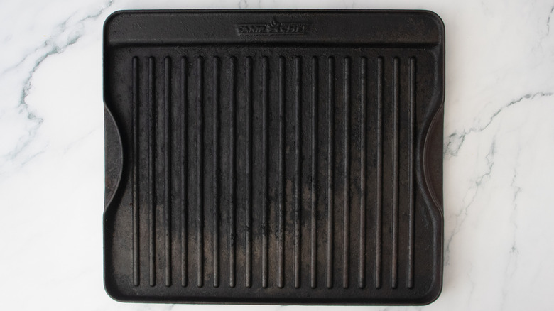 Préchauffer la poêle à griller