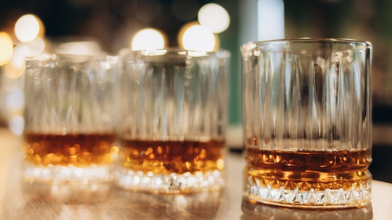 Divers cocktails sur un bar