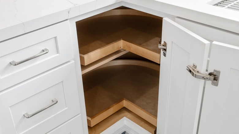 Lazy Susan dans une armoire de cuisine inférieure