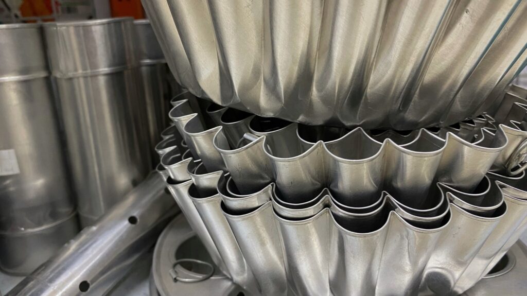 Économisez de l'espace dans votre armoire : empilez les moules à gâteaux de cette façon pour un accès plus facile et plus d'espace