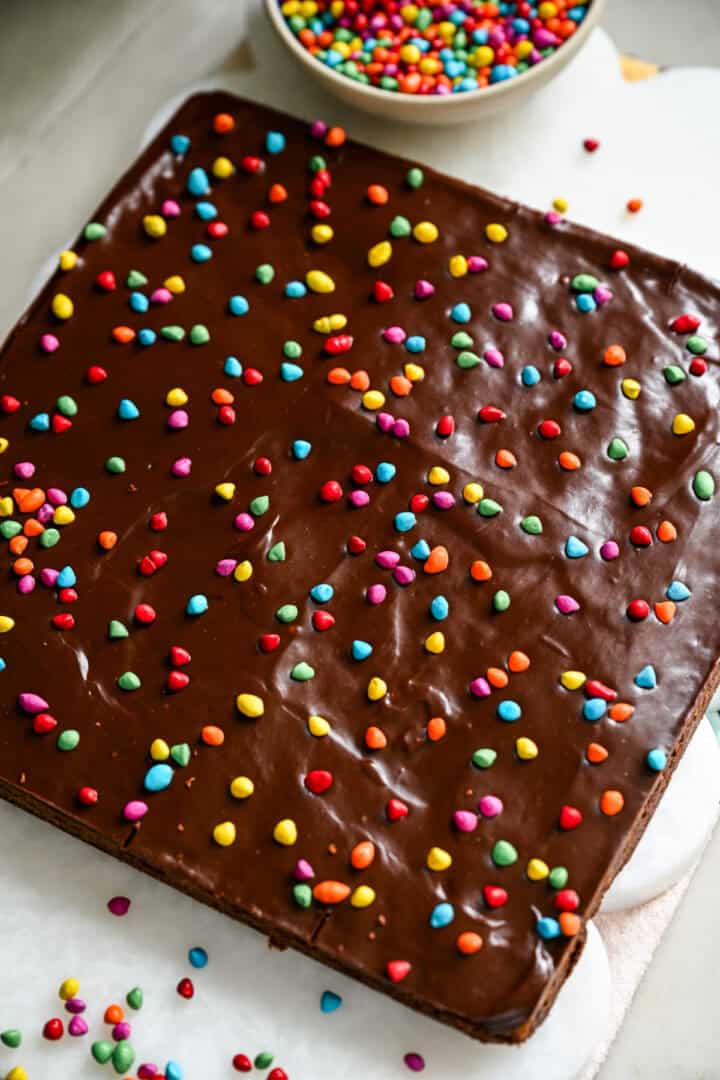 Vue aérienne des brownies cosmiques après cuisson.