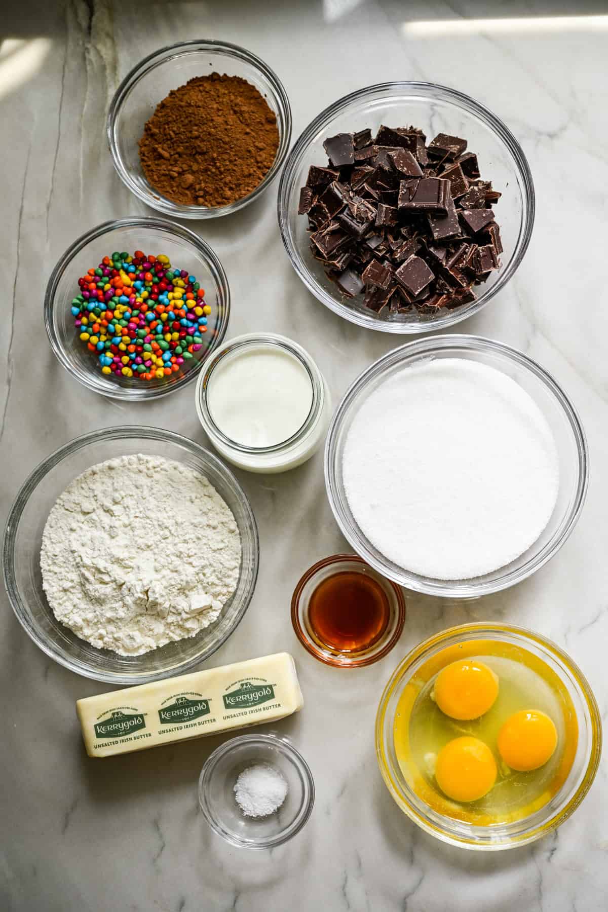 Vue aérienne des ingrédients du brownie cosmique.