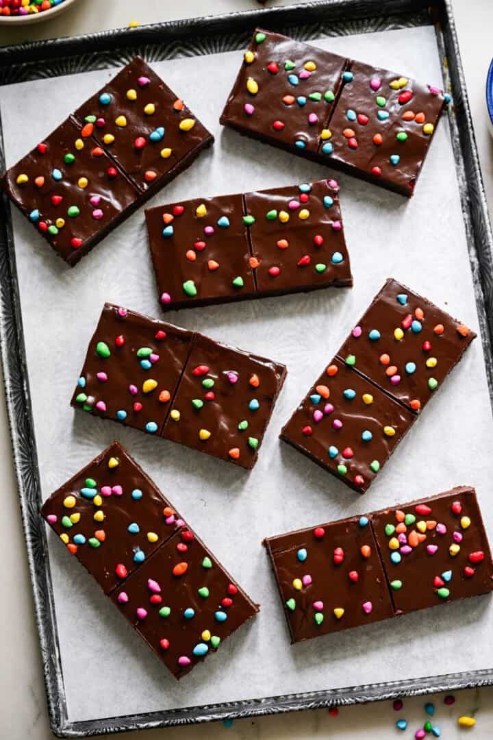 Vue aérienne de brownies cosmiques sur un plateau.