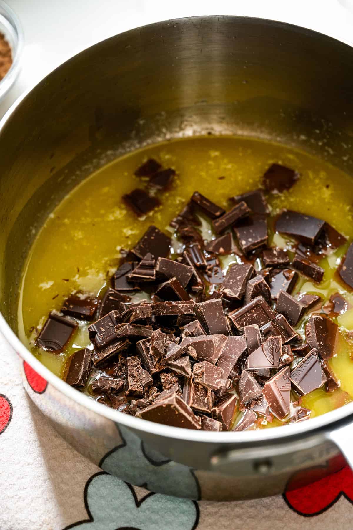 Beurre fondu et chocolat dans une casserole.