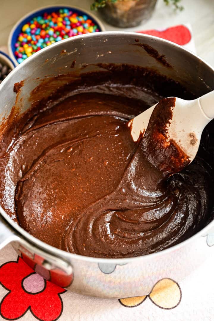Pâte à brownie après avoir ajouté les ingrédients secs.