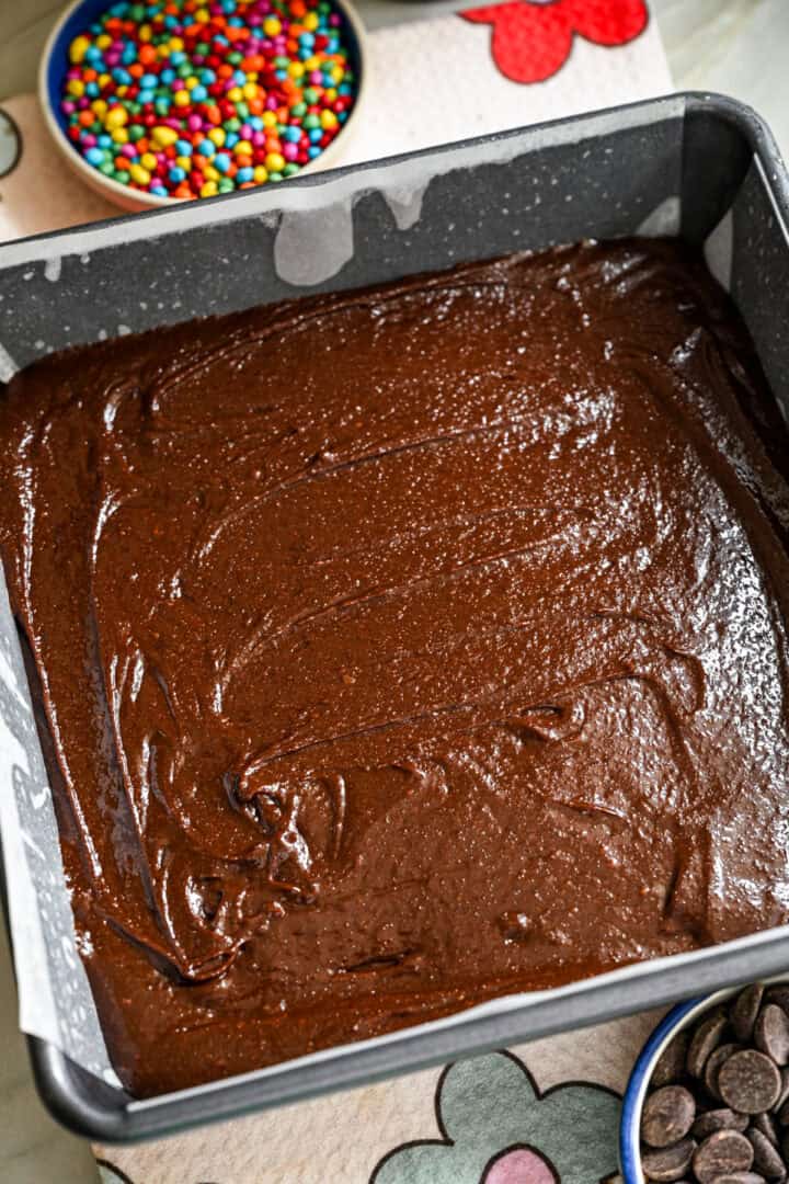 Pâte à brownie étalée dans une poêle.