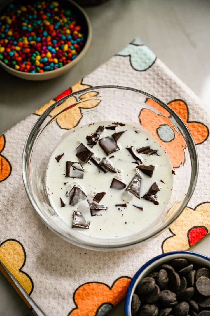 Chocolat et crème épaisse dans un bol avant d'être montés en ganache.