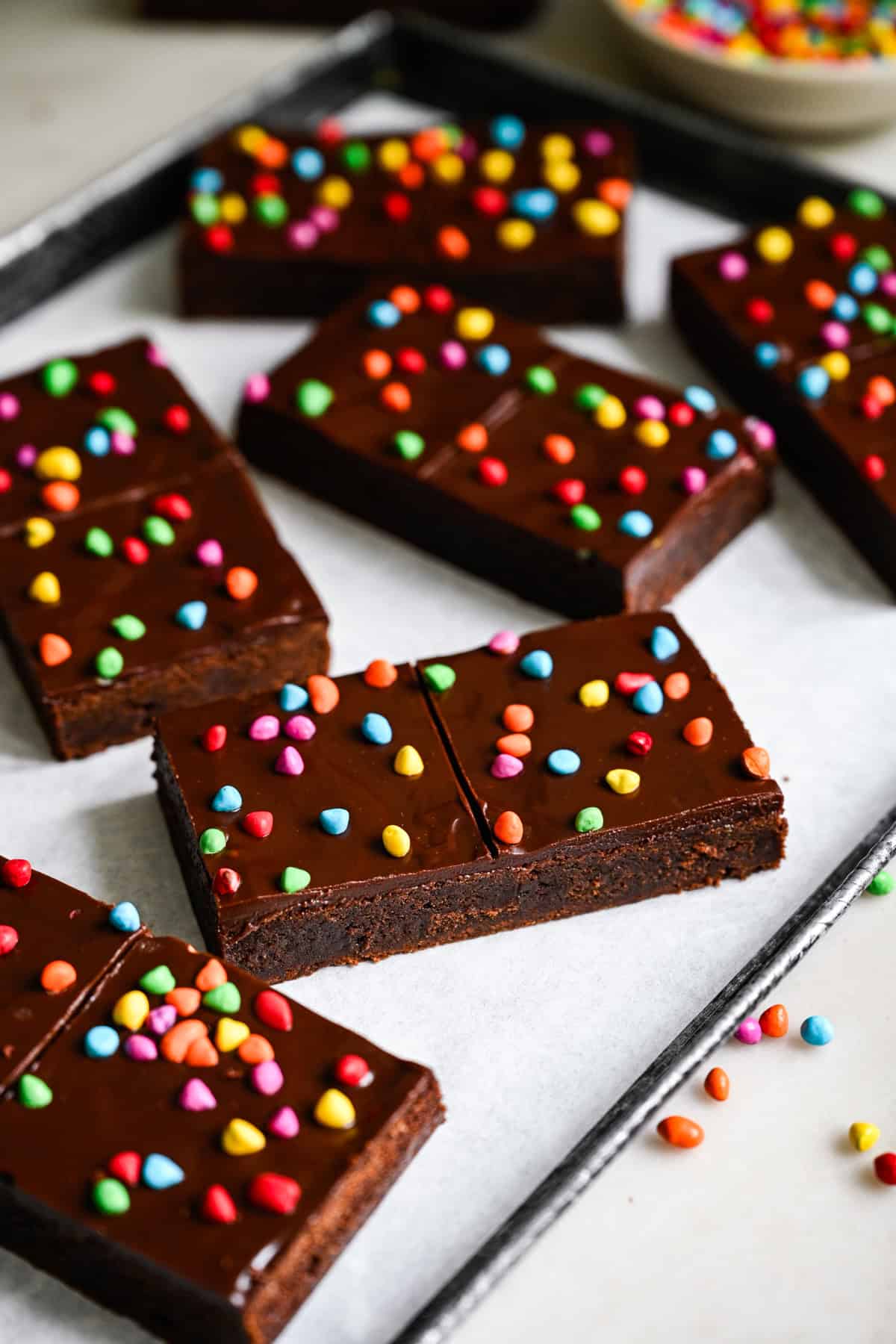Vue aérienne d'un brownie cosmique fait maison.