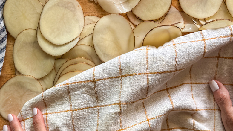 mains séchant des tranches avec une serviette