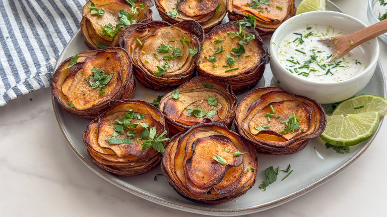 assiette de piles avec sauce