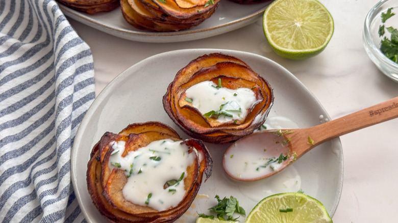 piles de pommes de terre sur une assiette