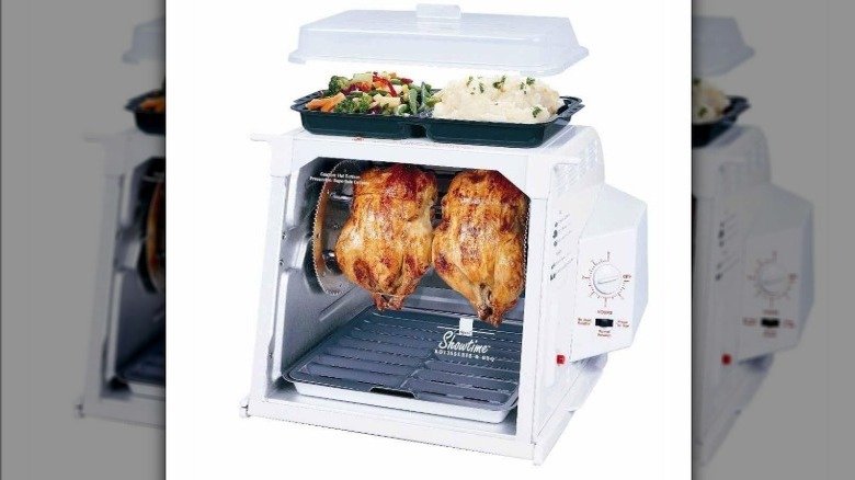 Photo originale du produit Ronco Showtime Rotisserie avec deux poulets et des plateaux de légumes et de pommes de terre sur le dessus