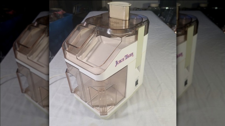 Presse-agrumes Juice Tiger vintage sur une table