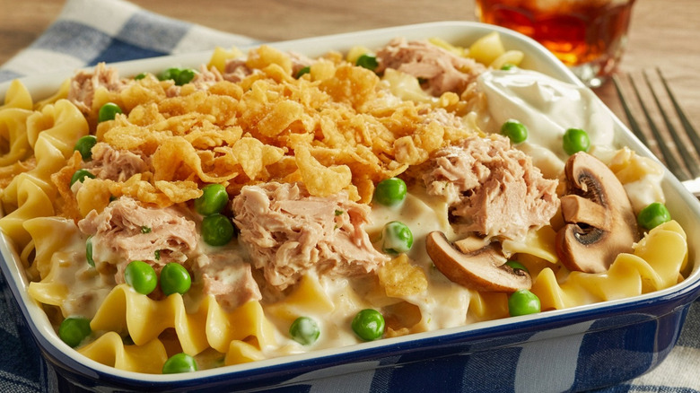 Casserole de nouilles au thon et aux champignons dans un plat allant au four bleu