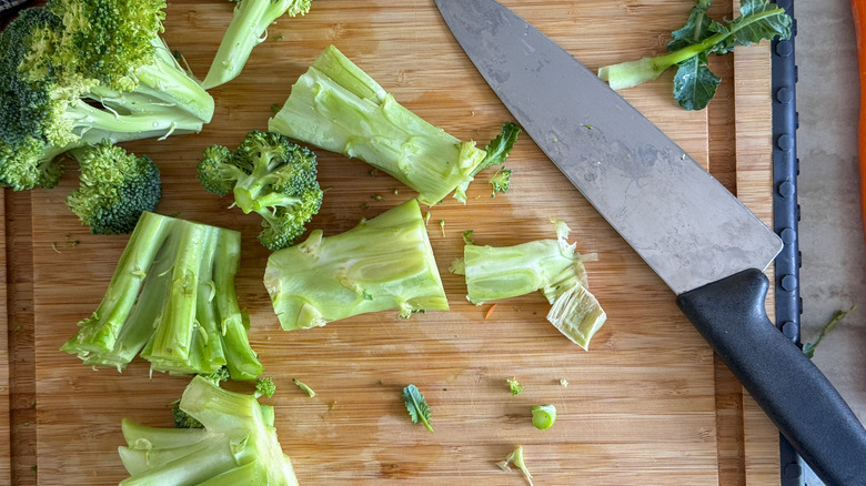 Tiges et fleurons de brocoli à bord