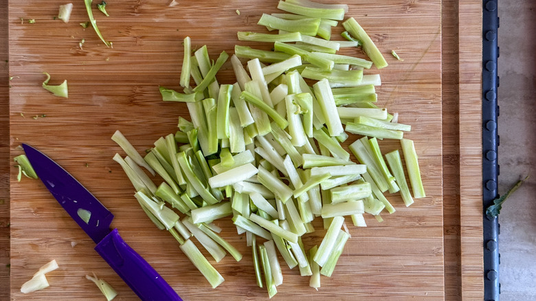 tiges de brocoli en julienne à bord