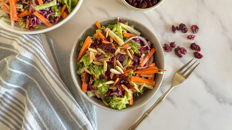 bol de salade de chou avec une fourchette