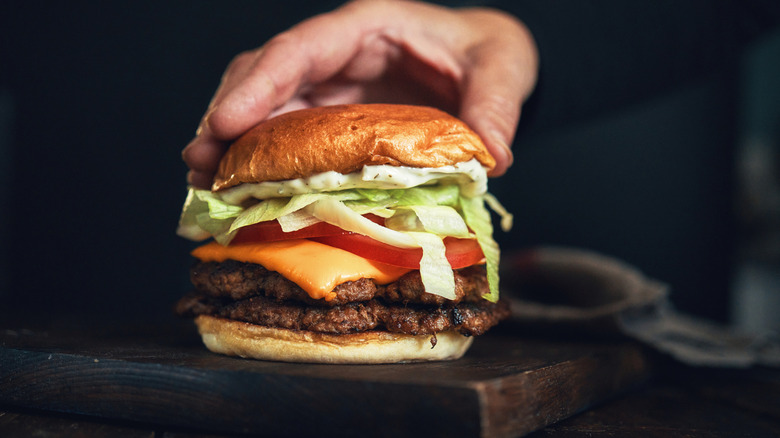 Double Smash Burger avec laitue tomate et fromage