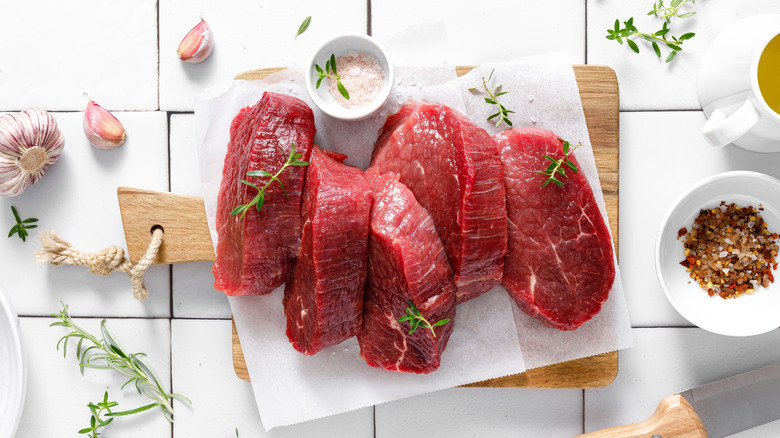 Viande de filet de bœuf crue.