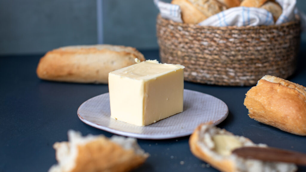 Voici combien de temps le beurre peut rester sur le comptoir avant de devenir un problème de sécurité