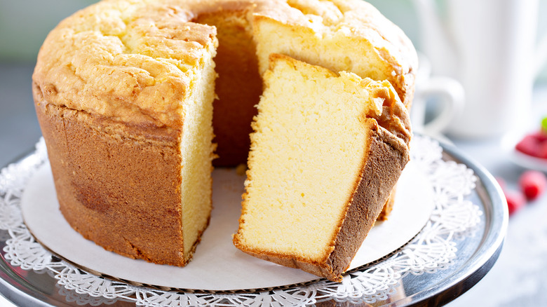 Gâteau des anges sur un support en métal