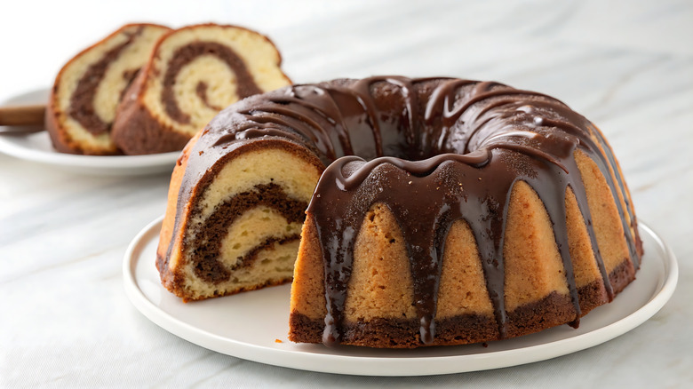 Gâteau marbré recouvert d'un glaçage au chocolat