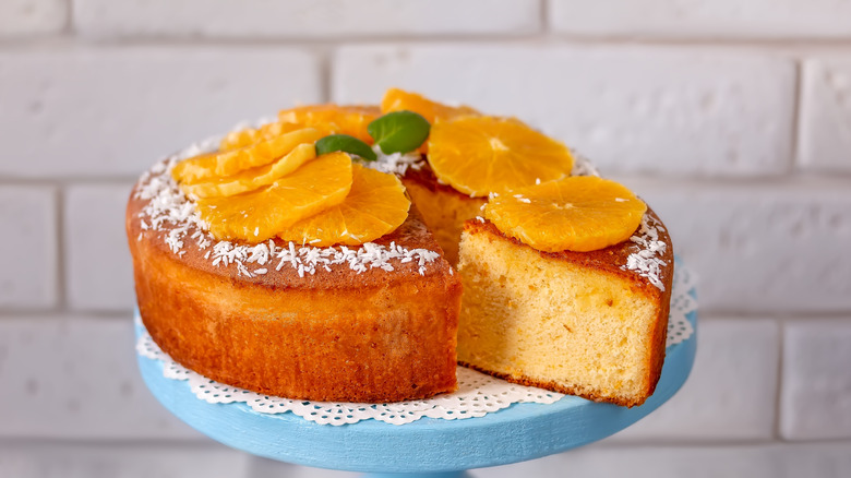 Gâteau mousseline avec des tranches d'orange comme garniture