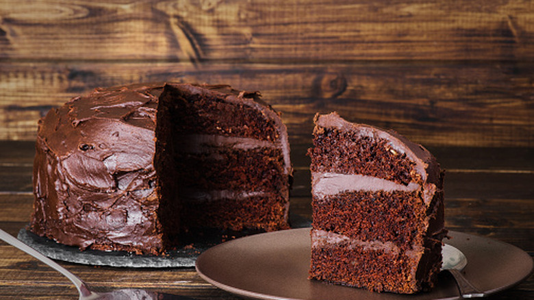 Gâteau au chocolat du diable sur fond de bois foncé