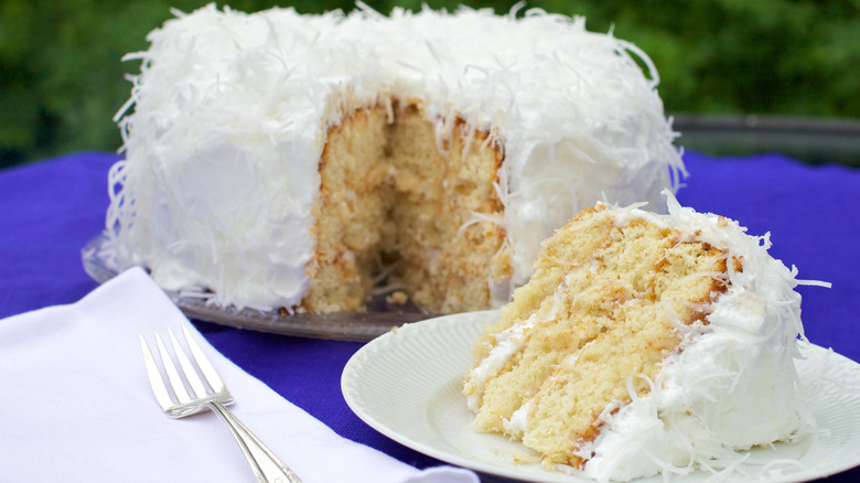 Gros plan de gâteau à la noix de coco avec garniture à la noix de coco