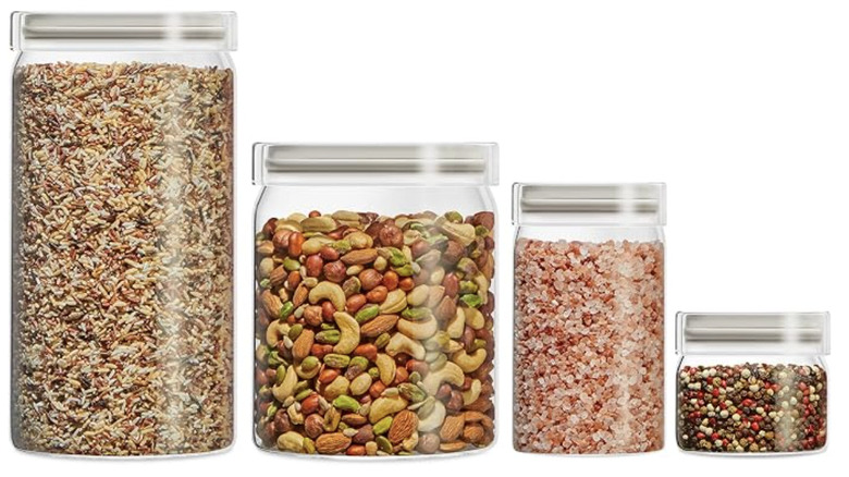 Ensemble de 4 boîtes en verre Pyrex sur fond blanc
