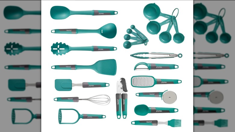 Ustensiles de cuisine de cuisine sur un fond blanc