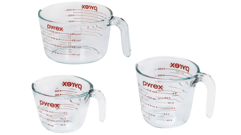 Tasses à mesurer en verre Pyrex Essentials sur fond blanc
