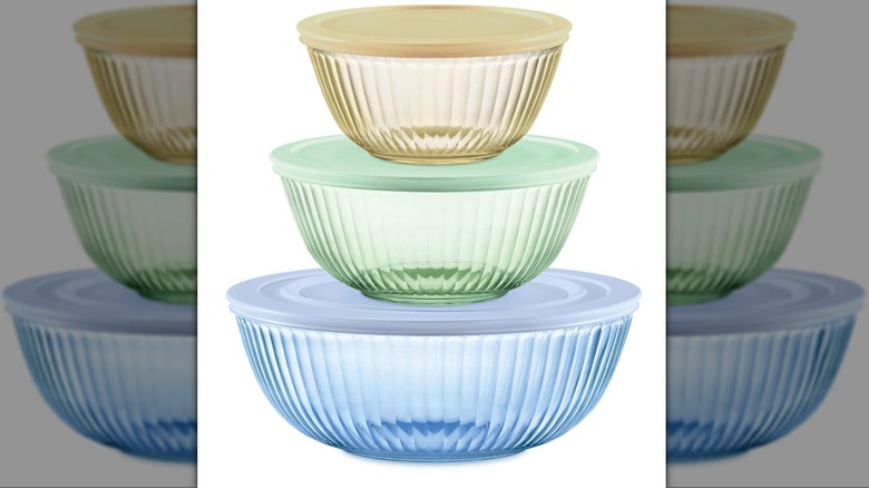 Bols à mélanger en verre teinté couleurs Pyrex sur fond blanc