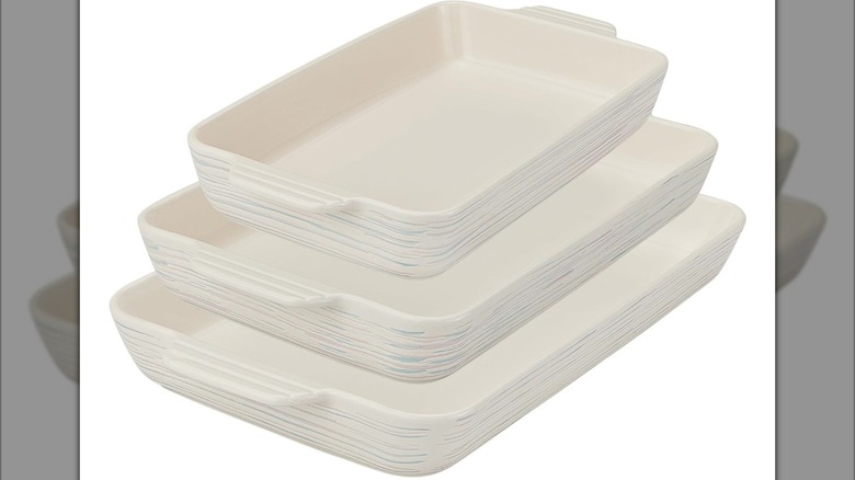 Ensemble de 3 ustensiles de cuisson en céramique Pyrex sur fond blanc
